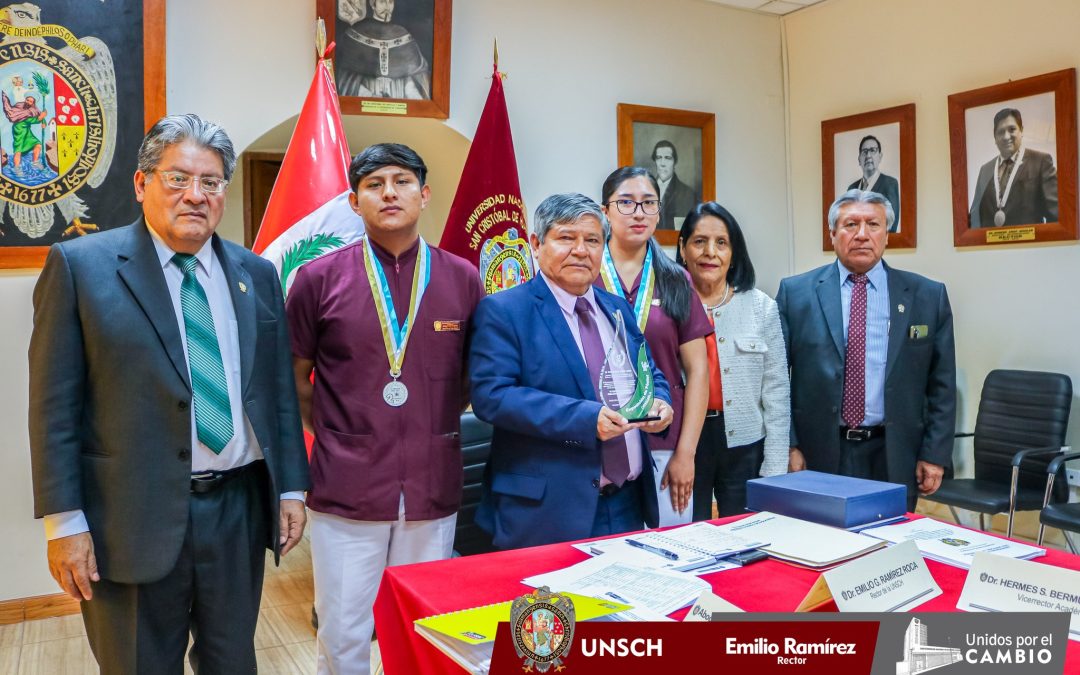 UNSCH reconoce a estudiantes de Obstetricia que destacaron en el III Congreso Nacional de Semilleros de Investigación 2025.