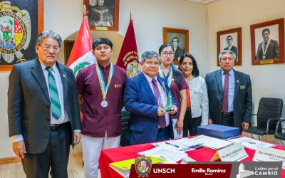 UNSCH reconoce a estudiantes de Obstetricia que destacaron en el III Congreso Nacional de Semilleros de Investigación 2025.