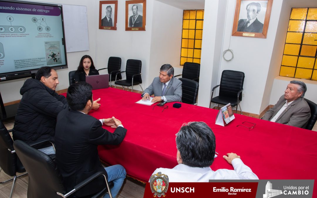 Autoridades universitarias se reúnen con especialista para gestionar eficientemente proyectos de inversión.