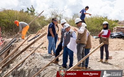 Rector de la UNSCH verifica avances del cerco perimétrico que fortalecerá la seguridad universitaria.