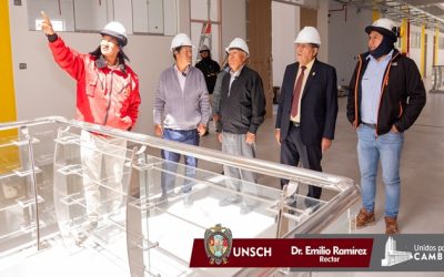 Autoridades de la UNSCH y el congresista Germán Tacuri supervisan obras de medicina humana y ciencias de la educación.