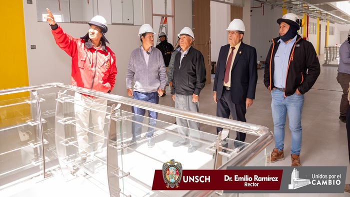 Autoridades de la UNSCH y el congresista Germán Tacuri supervisan obras de medicina humana y ciencias de la educación.