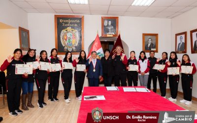 UNSCH reconoce a deportistas de futsal y básquet damas por representar a la universidad a nivel nacional.