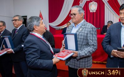 UNSCH reconoce a docentes y administrativos por su trayectoria y años de servicio institucional