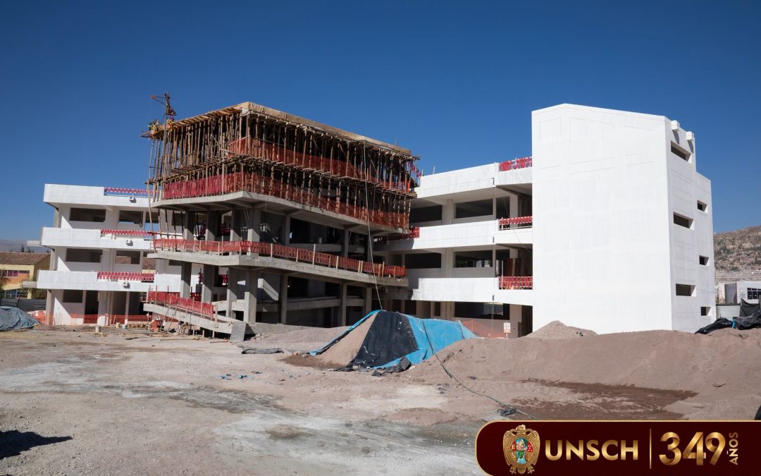 ¡RECTOR DE LA UNSCH SUPERVISA EL AVANCE DE LA CONSTRUCCIÓN DEL PABELLÓN DE BIOLOGÍA!