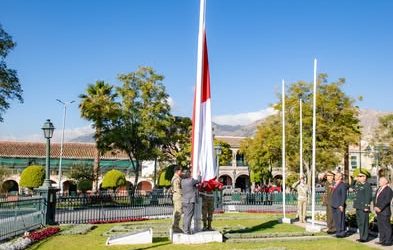 ¡IZAMIENTO Y DESFILE INSTITUCIONAL POR LOS 349 AÑOS DE FUNDACIÓN Y 69 DE REAPERTURA DE LA UNSCH!